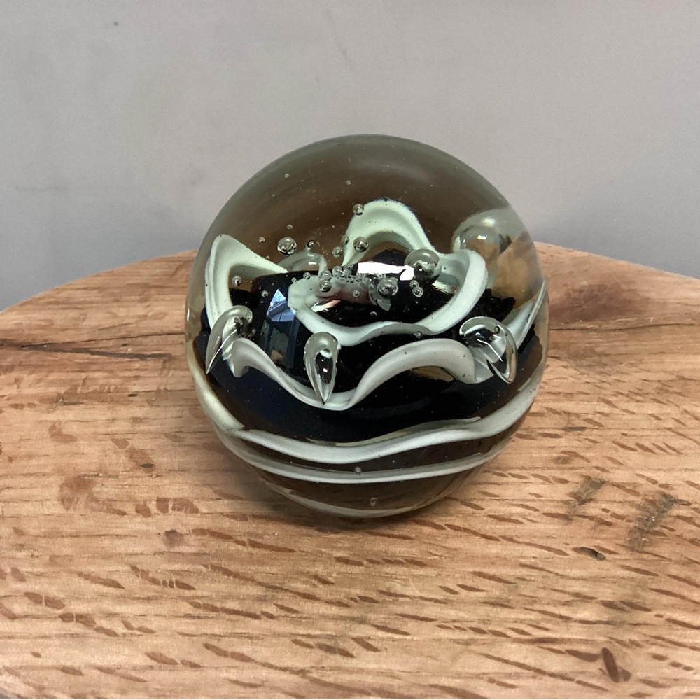⚫️ Vintage & Beautiful - Black & White Blown Glass Art Sphere Paperweight Decor - Picture 4 of 10